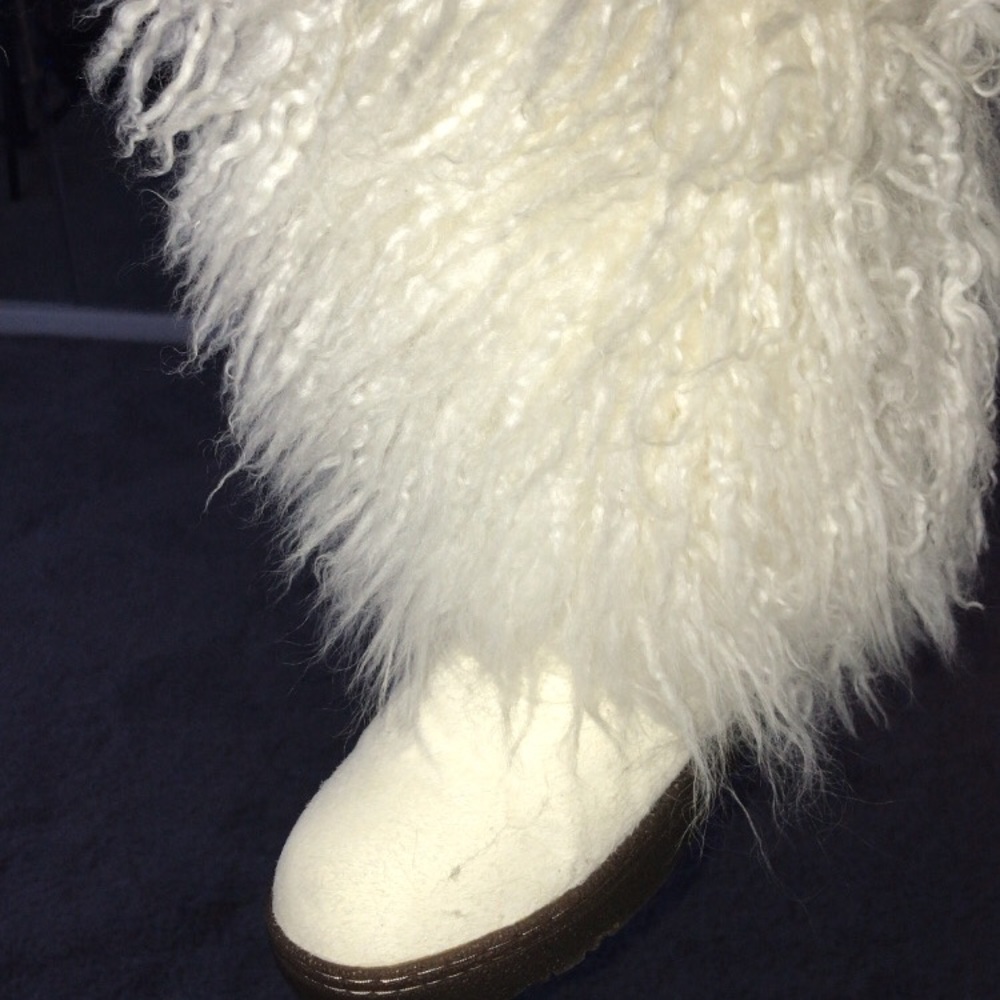 Boots worn once comes with box will ship asap